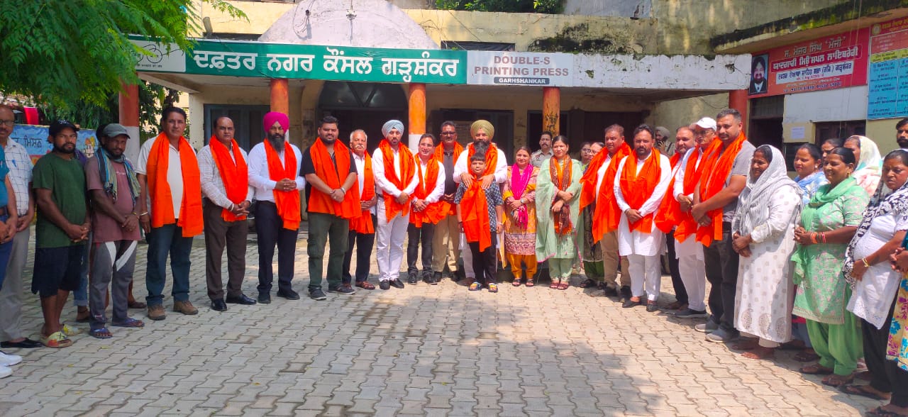 Honorable Deputy Speaker Sardar Jai Krishna Singh Raudi was honored by all the sanitation workers in the joy of becoming permanent.